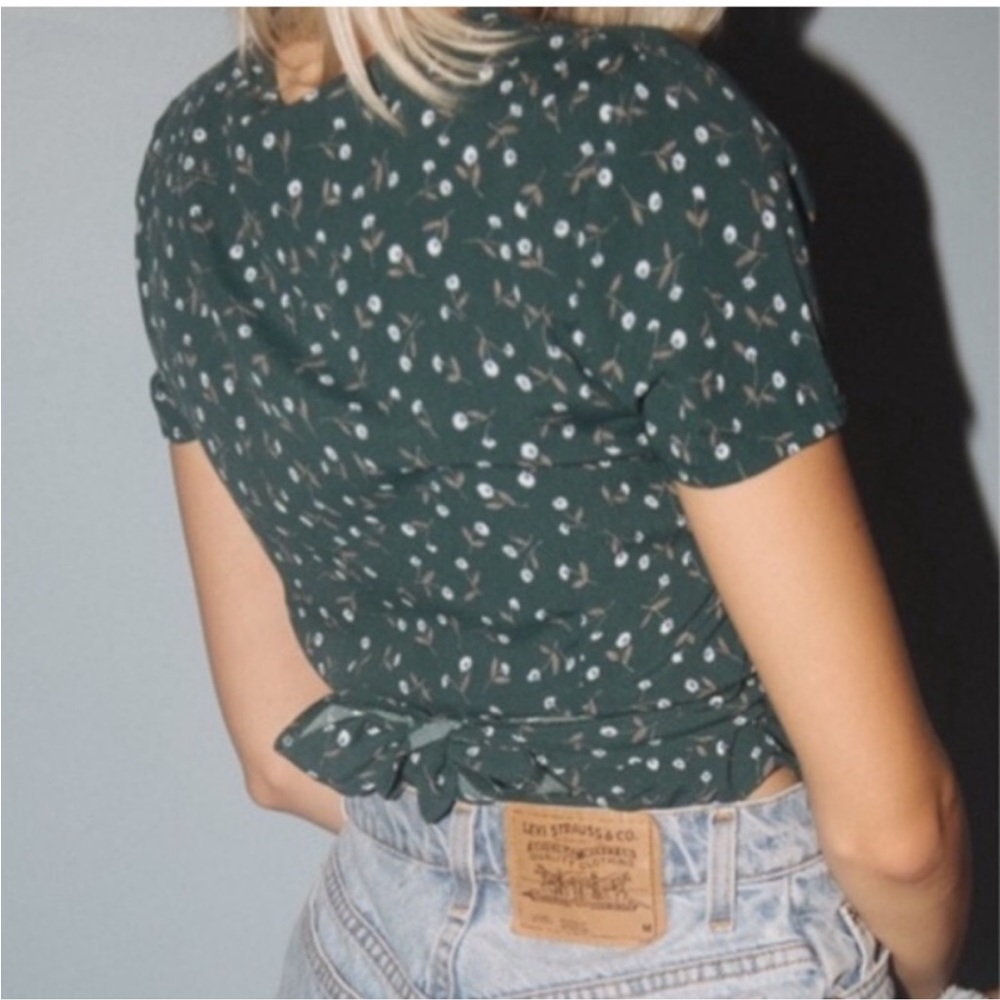 Brandy Melville Green Floral Wrap Crop - Picture 3 of 8